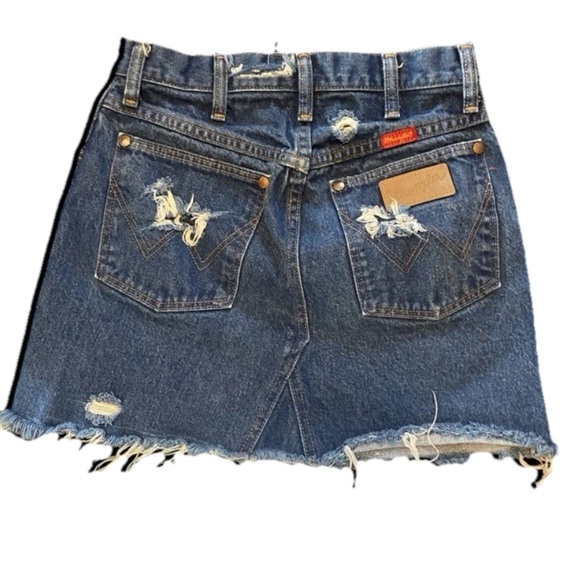 Wrangler 🤠 distressed, denium skirt NWOT - Picture 2 of 5